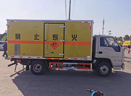 桂东爆破器材运输车工人安全操作规范与智能技术保障